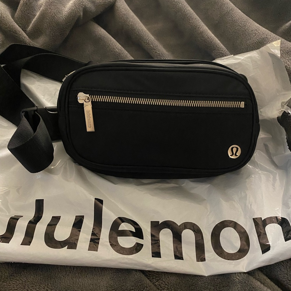 Lululemon wanderlust belt bag